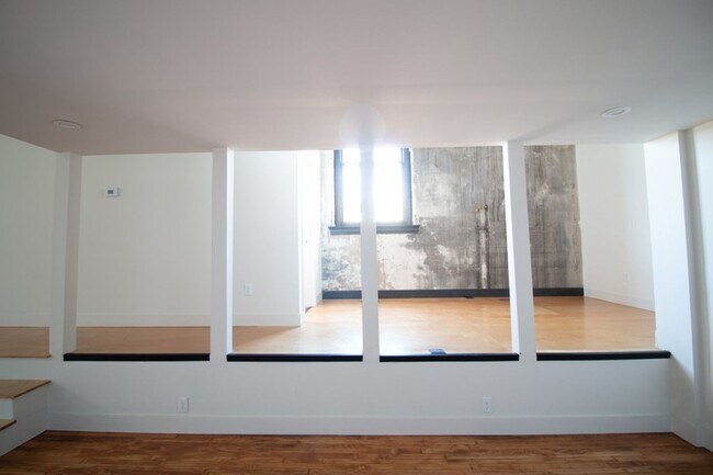 Building Photo - Spacious Loft