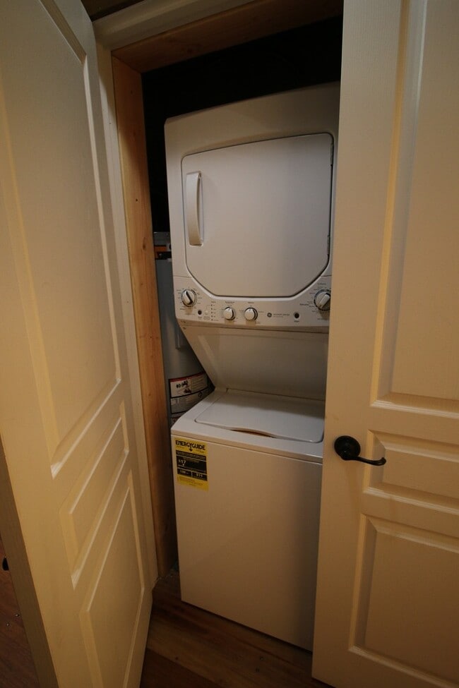 Building Photo - Safari Suite: Cozy, Downtown Jacksonville, First Floor $300 Utility Fee