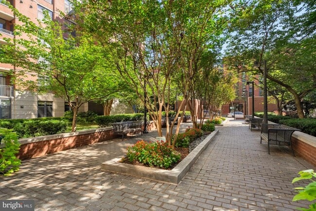 Building Photo - 1021 N Garfield St