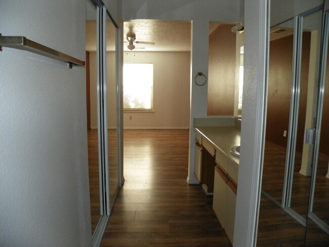 Building Photo - 823 Country Club Dr SE