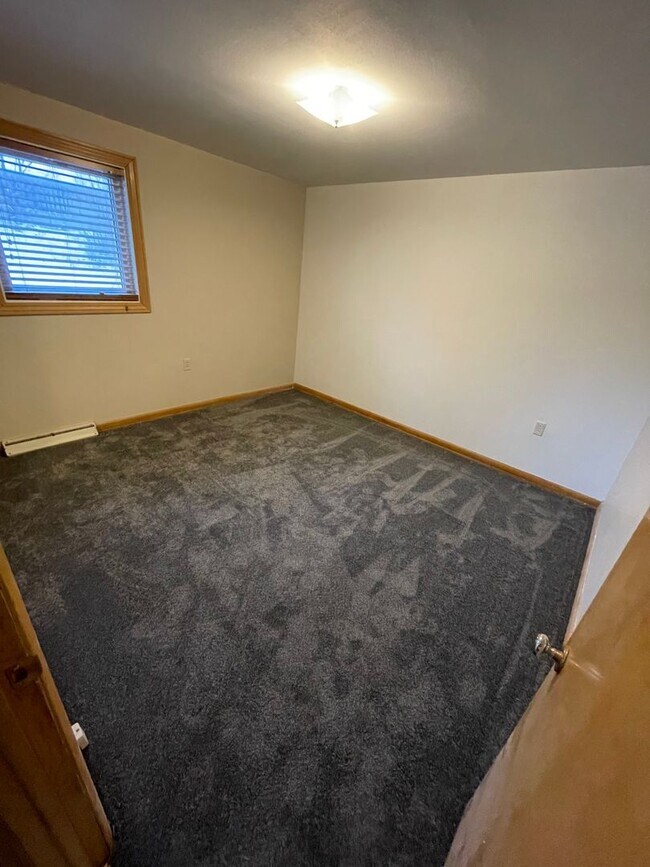 Building Photo - 2 Bedroom House