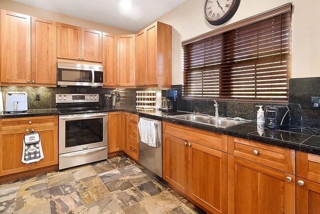 Building Photo - Beautiful townhome, ski shuttle, views, ut...