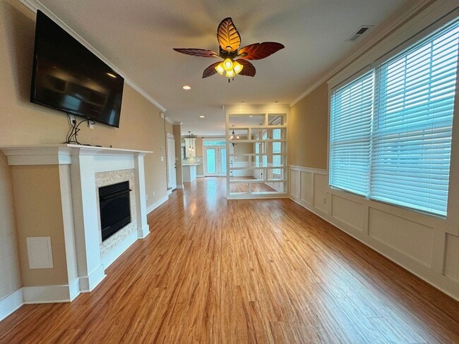 Building Photo - BEACH HOME! 4/4.5 with 3 car garage