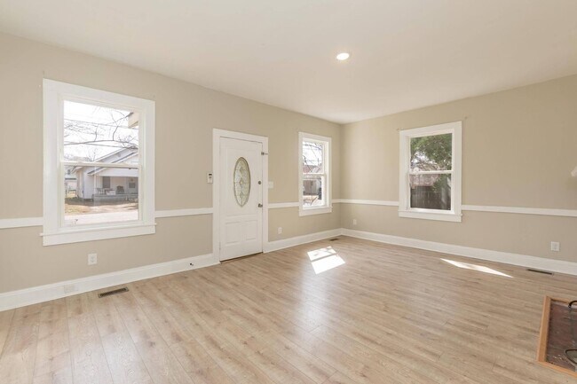 Building Photo - Gorgeous Three Bedroom Home!