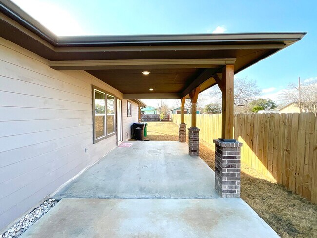 Building Photo - Modern Home With Covered Patio & Fenced Yard!