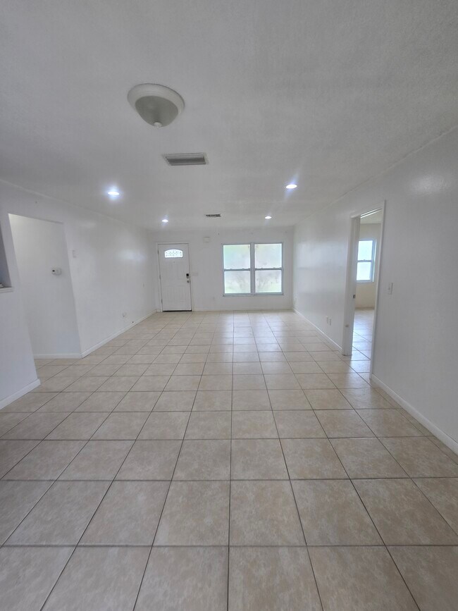 Building Photo - 9231 Antrim St