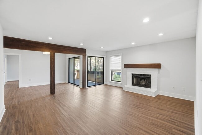 Building Photo - Beautifully Updated Condo with High-End Finishes Throughout