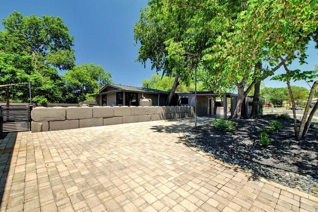 Building Photo - 2015 Eaton Ln