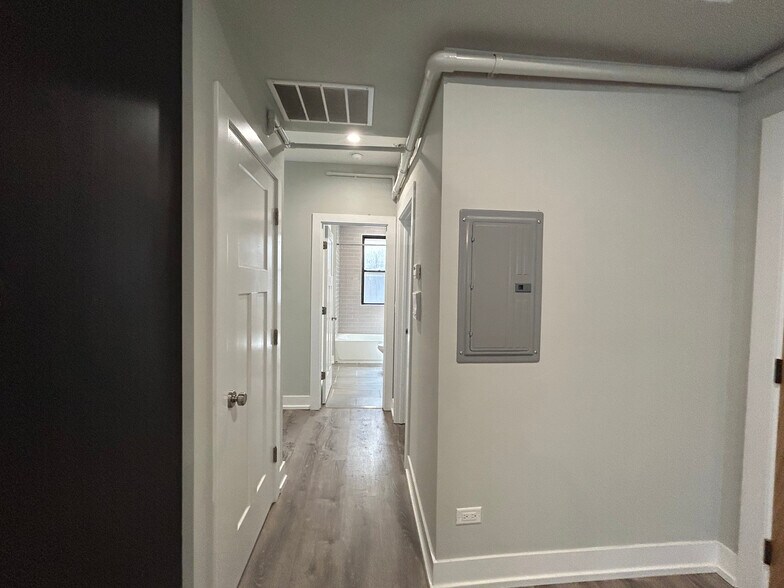 Building Photo - 1000 Crain St