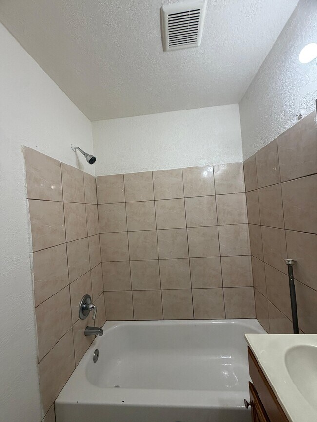 Building Photo - 528 S 17th St