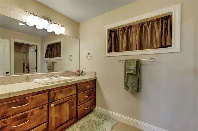 Building Photo - Lake View, 5 bedroom, 3 bath home in gated...