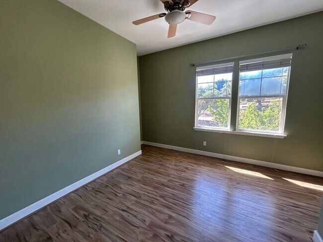 Building Photo - Luxurious and Spacious 5 Bedroom in Gilroy