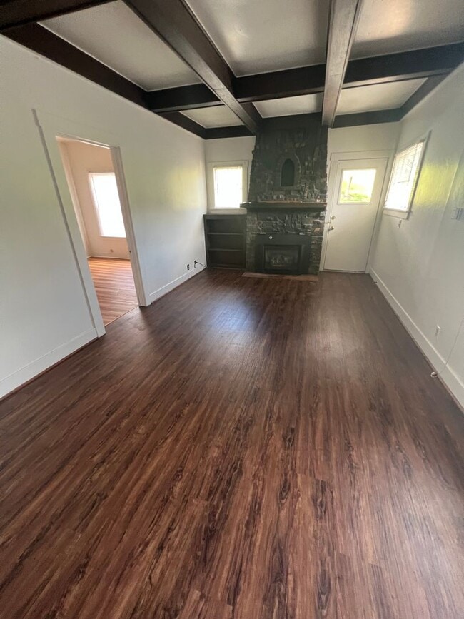 Building Photo - 905 NE Lake St