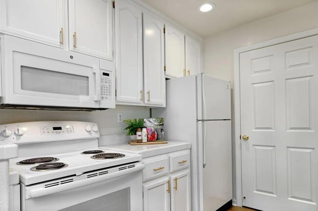 Building Photo - 5947 Lake Hennessy Ct