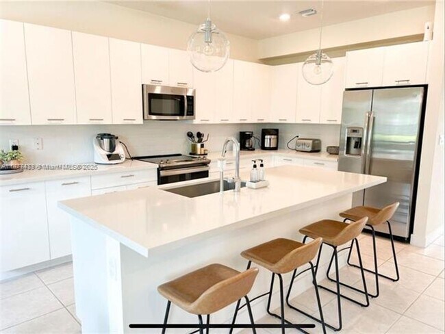 Building Photo - 4640 NW 84th Ave