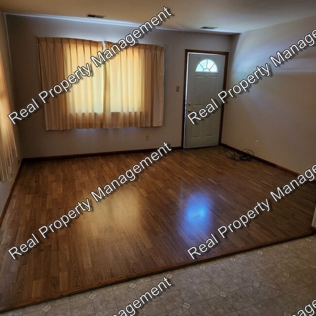 Building Photo - Three Bed Hobart Ranch