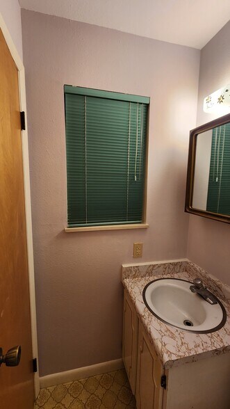 lower bathroom - 3408 Baltimore Ave