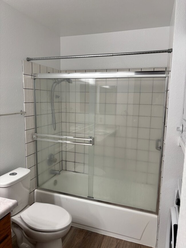 Building Photo - VERY NICE 2 BED/1 BATH 2ND FLOOR CONDO - N...