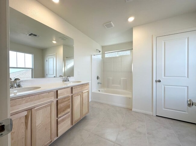 Building Photo - Beautiful and well-maintained home