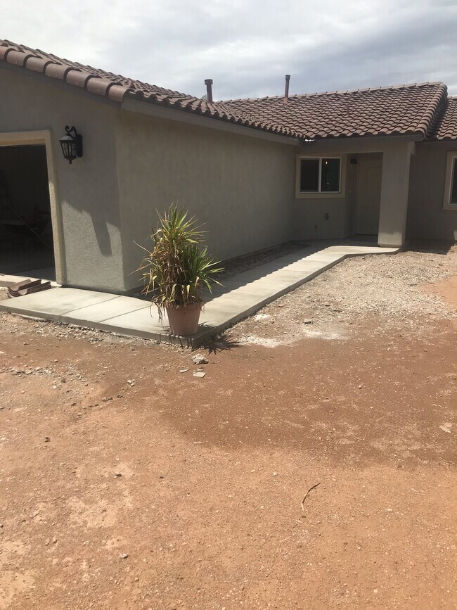 Primary Photo - 449 E Blacklidge Dr