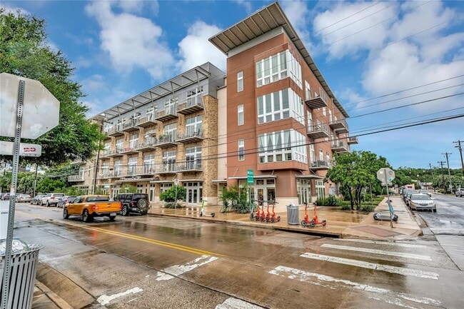 Building Photo - 2124 E 6th St