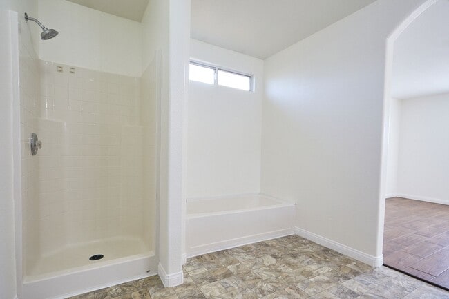 Building Photo - 3 BEDROOM BARSTOW HOME