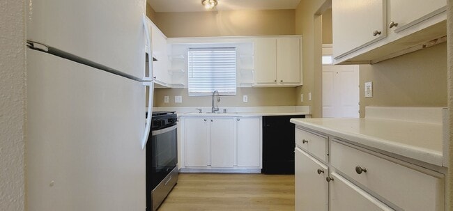 Building Photo - 1900 N Torrey Pines Dr