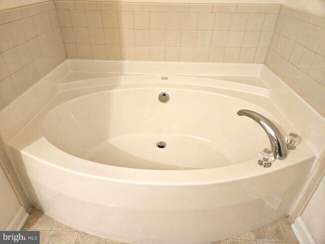 Building Photo - 1969 Peachtree Ct