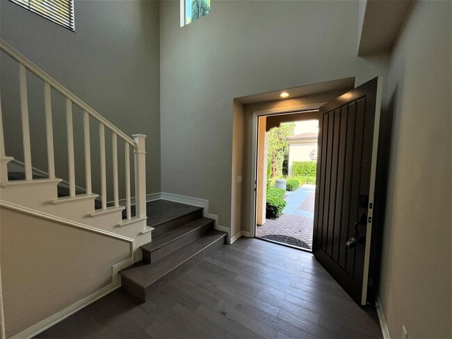 Building Photo - Gorgeous 3 bedroom home In the heart of Ir...