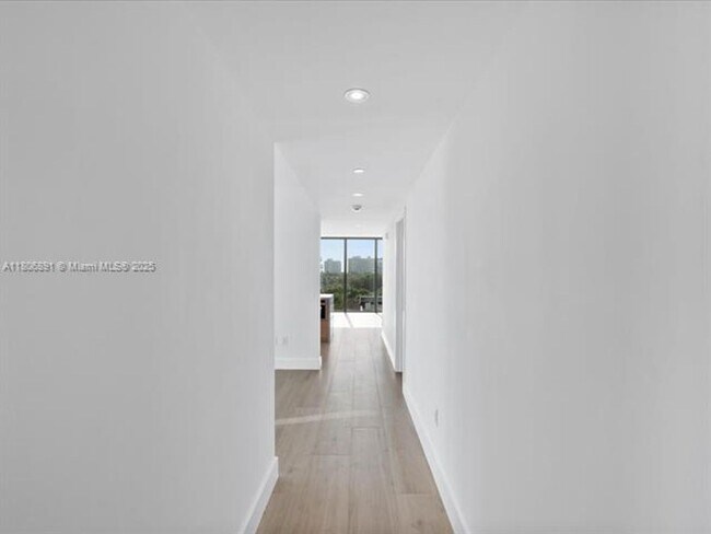 Building Photo - 9901 W Bay Harbor Dr