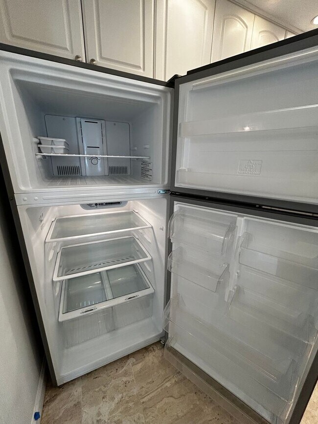 Building Photo - Large 1 Bedroom 1.5 Bath Condo - Steps from Fort Lauderdale Beach!