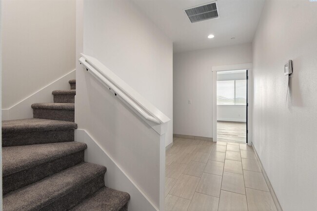 Building Photo - Generational suite w/separate entrance!