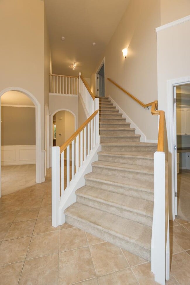 Building Photo - 4 bedroom in Kirkland WA 98033