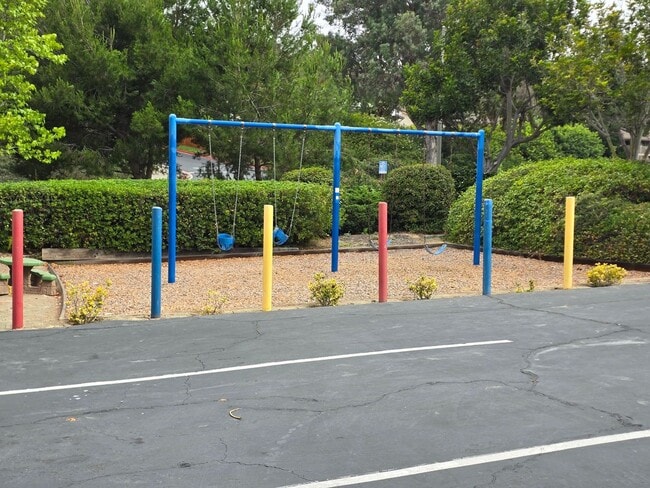 Building Photo - Beautifully Updated West Clairemont Townhome – Prime 92117 Location!