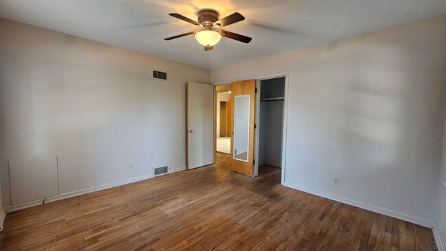Building Photo - Mid Century 3 Bedroom