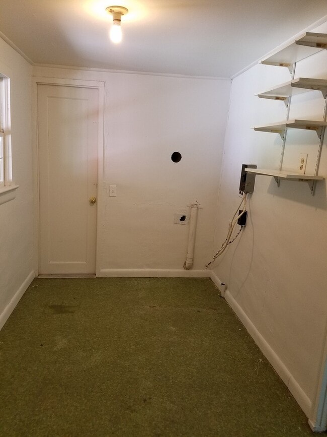 Building Photo - 3 bedroom 1 bath with large garage and shop