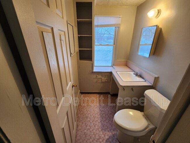 Building Photo - 12000 Plainview Ave