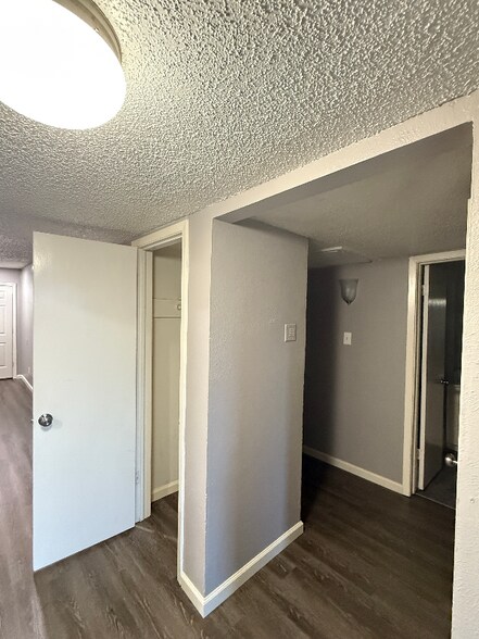Building Photo - 6012-6012 Westridge Ln