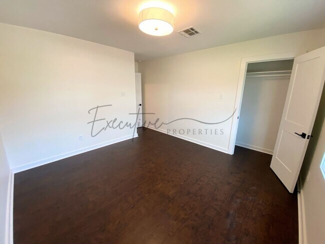Building Photo - Spacious 4-Bedroom with Custom Finishes in...