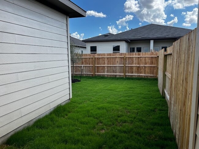 Building Photo - Spacious Single-Story Duplex with Upgraded Kitchen Appliances