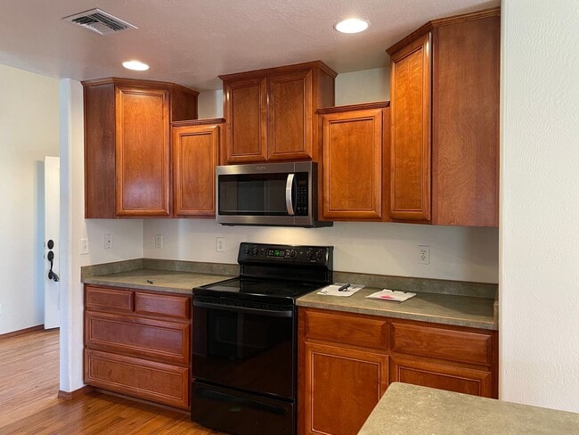 Building Photo - Stunning 3 Bedroom 2 Bath Home- Located in Friendly Central Point-Over 1600 Sq. Ft.