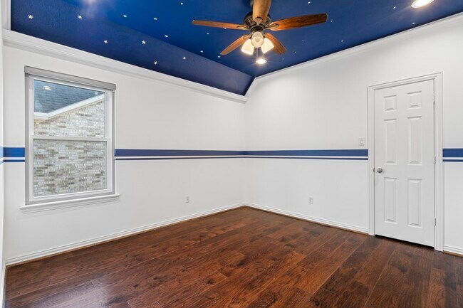 Building Photo - 10011 Lakeside Gables Dr