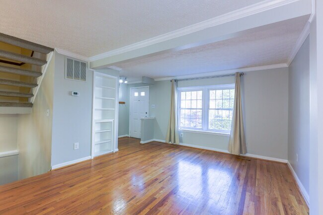 Building Photo - Bright and Spacious Townhome Living Near Reston