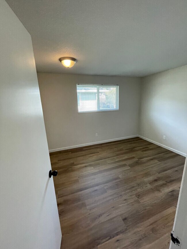 Building Photo - 2 Bedrooms, 2 FULL baths one block from WOU!