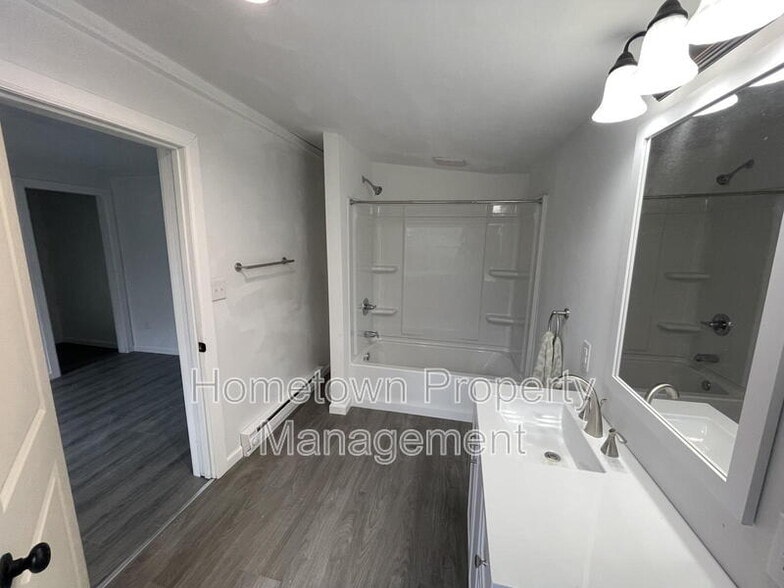 Building Photo - 252 River Rd