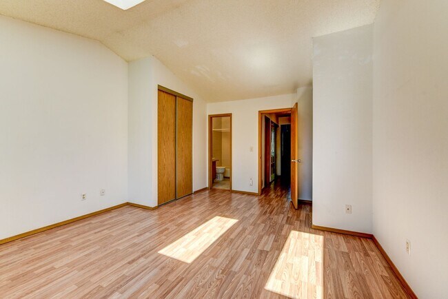 Building Photo - Beautiful 2 bed 2 bath townhome with carport in desirable Hearthwood Neighborhood With Pool!!
