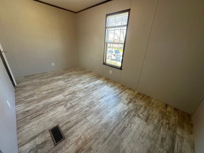 Building Photo - 5913 W Maple St