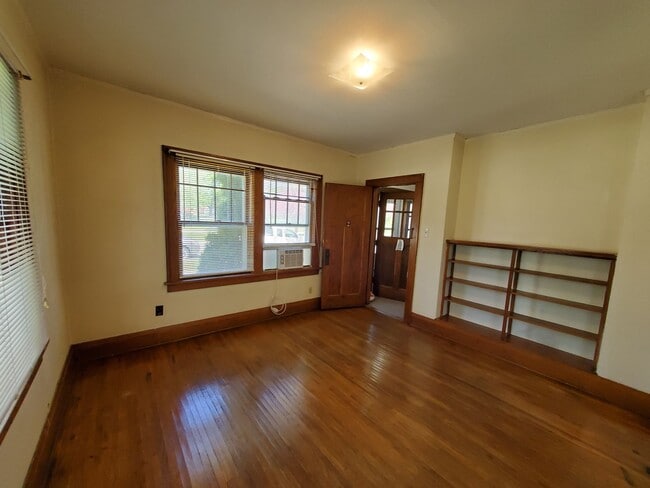Building Photo - 524 W Seerley Blvd