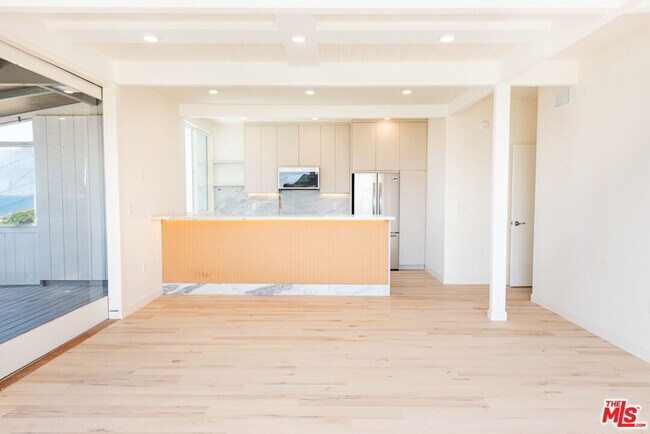 Building Photo - 7273 Birdview Ave
