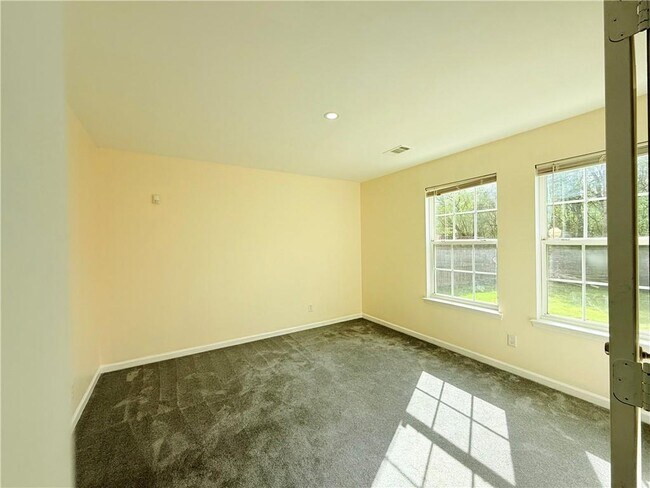 Building Photo - 893 Hawthorn Ln